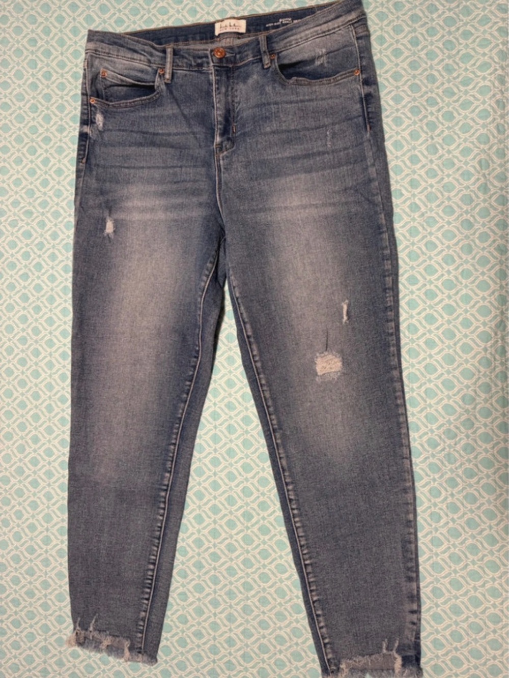 Nicole Miller Light Wash Cropped, Distressed Women’s Jeans - Size 12